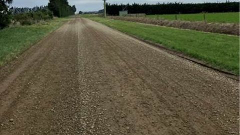 Winter gravel treatment for unsealed roads